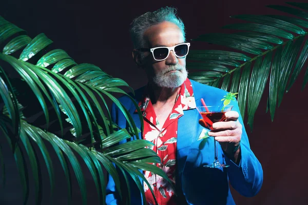 Senior-Geschäftsmann mit Cocktail — Stockfoto