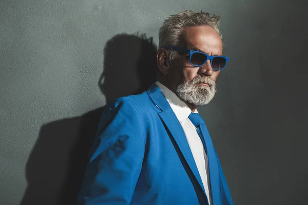 Hombre mayor en azul elegante moda — Foto de Stock