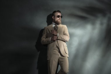 Zarif adam kol ayarlama