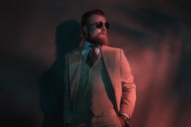 Şık adam gece hayatı zevk