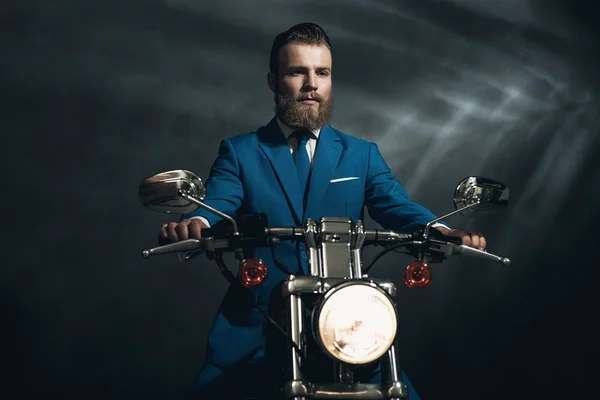 Hombre de negocios guapo en una moto —  Fotos de Stock