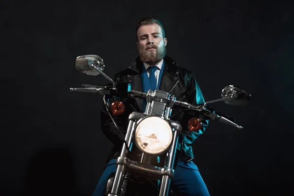 Elegante homem de negócios esperando em sua moto — Fotografia de Stock