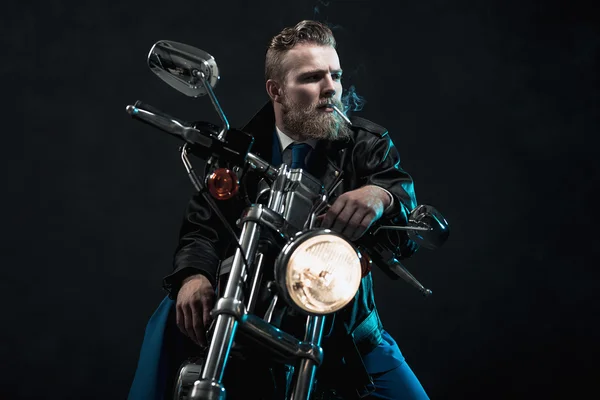 Macho businessman riding his motorbike — Stock Photo, Image