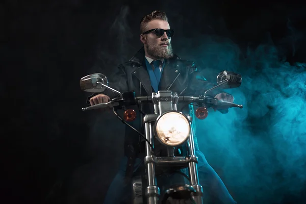 Macho homme d'affaires en moto dans un costume — Photo