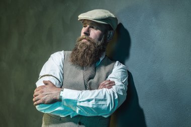 dalgın adam duvara yaslanmış