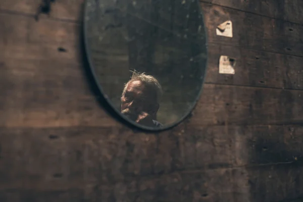Reflexão do homem idoso no espelho — Fotografia de Stock