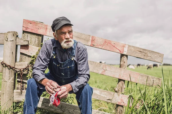 Campesino anciano sentado relajado —  Fotos de Stock