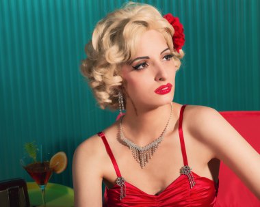 Düşünceli zarif kadın kapatmak