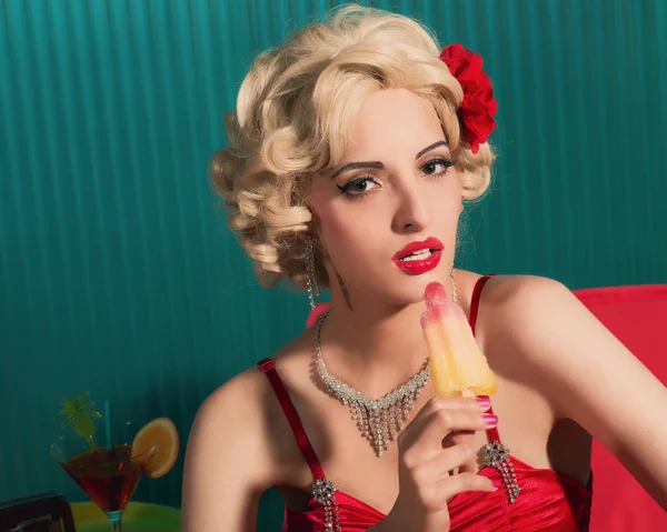 Zarif sarışın genç kadın