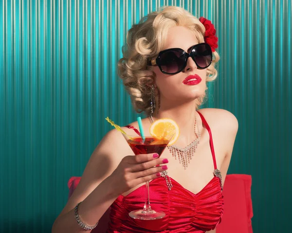 Elegante Frau mit Sonnenbrille und Martini — Stockfoto