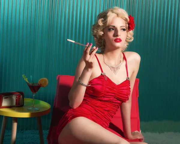 Şezlong içinde zarif kadın sigara içmek