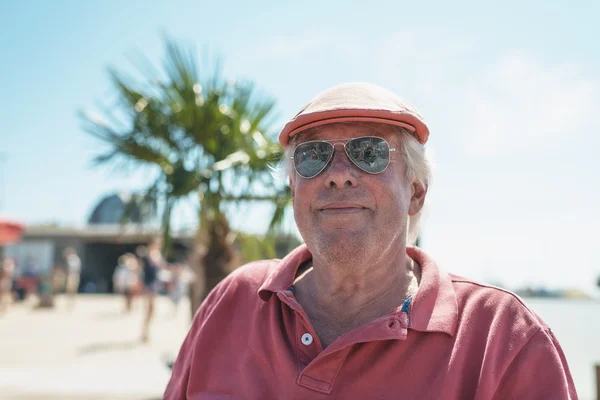 Gelukkig senior man die lacht met plezier — Stockfoto