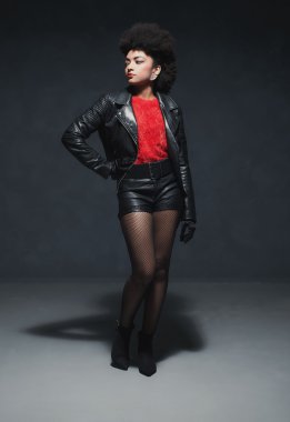 kadın giyen siyah deri ceket