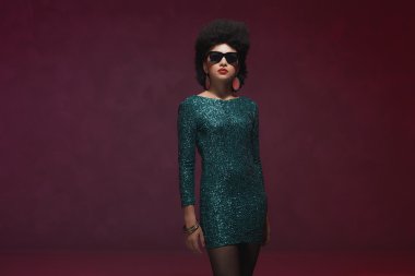 Zarif bir genç kadın üç çeyrek bardak