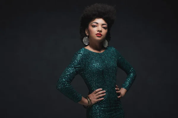 Woman Posing in Sparkling Green Dress — Stock fotografie