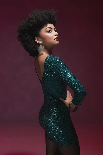 Elegante jovem afro-americana — Fotografia de Stock