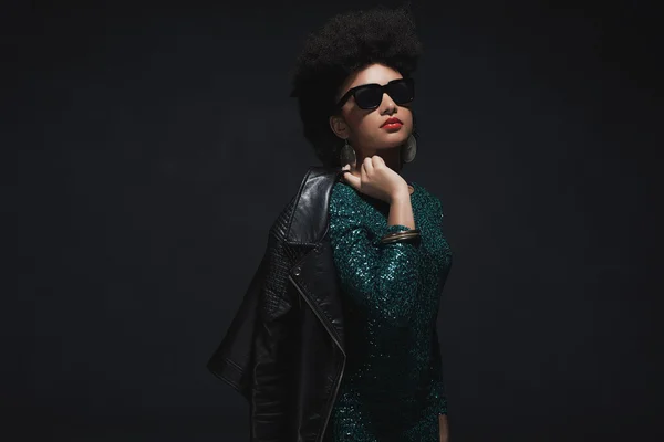 Mujer con vestido verde y gafas de sol — Foto de Stock