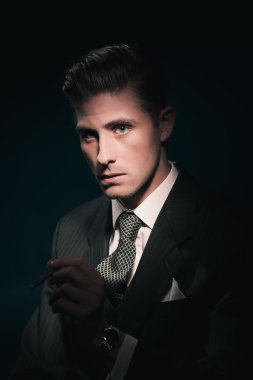 Puro sigara Retro 40'lı işadamı takım elbise ve kravat.