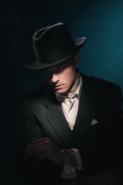 Retro gangster şapka takım elbise ile sigara.