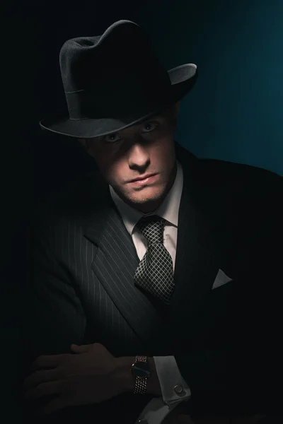Retro mystisk gangster med hatt – stockfoto