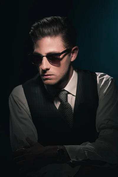 Classique élégant homme de mode avec des lunettes de soleil — Photo