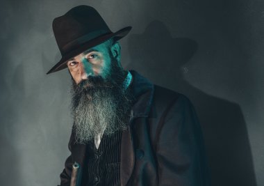 Ürkütücü vintage sakallı adam