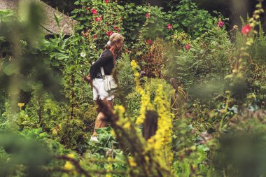 Etkin üst düzey sarışın kadın