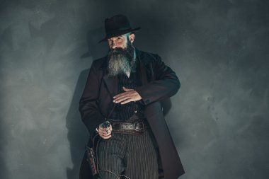 Sakallı Vintage dolandırıcı çekim silah