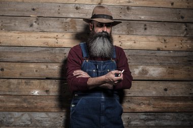 Çalışan adam gri sakallı Sigara