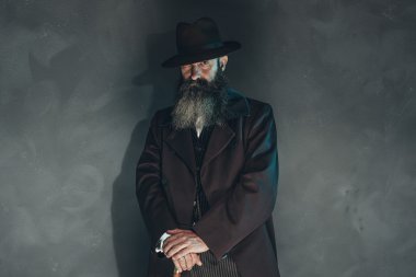 Gizemli vintage sakallı adam