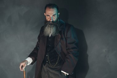 Gizemli vintage sakallı adam