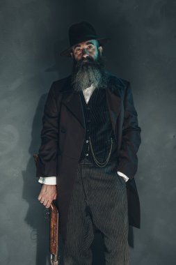 Ürkütücü vintage sakallı adam