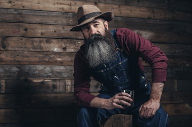 Sakallı Vintage çalışan adam