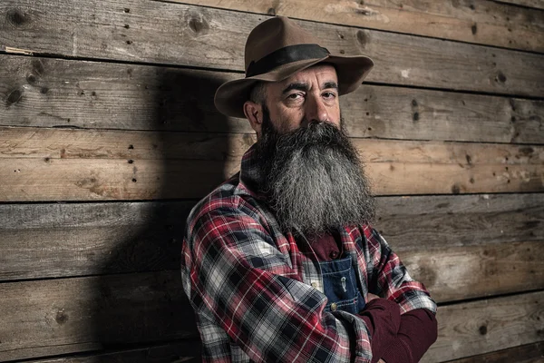 Vintage trabalhador homem com barba cinza — Fotografia de Stock