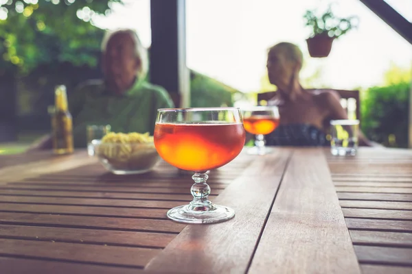 Alcoholische Cocktail drinken op houten tuin — Stockfoto