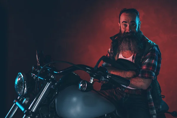 Hombre fresco con barba gris larga —  Fotos de Stock