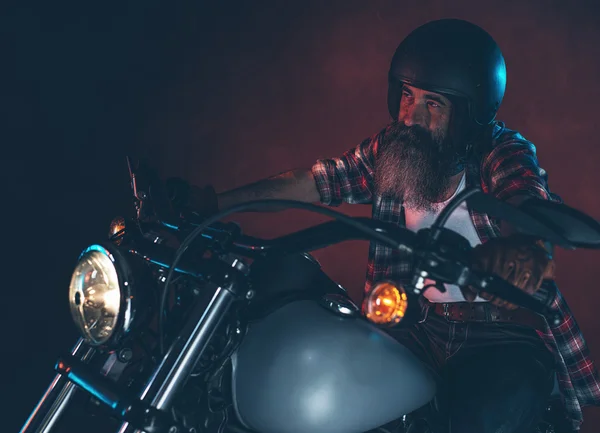 Γενειάδα άνθρωπο με το κράνος ιππασίας μοτοσικλέτα — Φωτογραφία Αρχείου