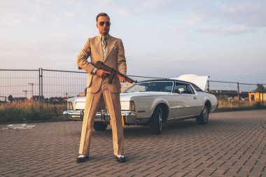 Makineli tüfek ile Retro gangster