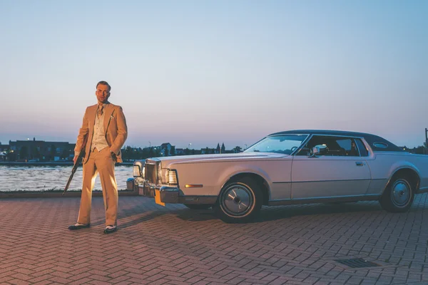 Retro gangster with machine gun — Stock Photo, Image