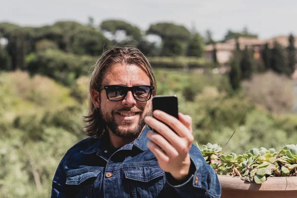 Uomo che fa selfie all'aperto — Foto Stock