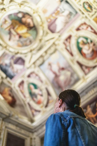 Female brunette tourist — Stock Photo, Image