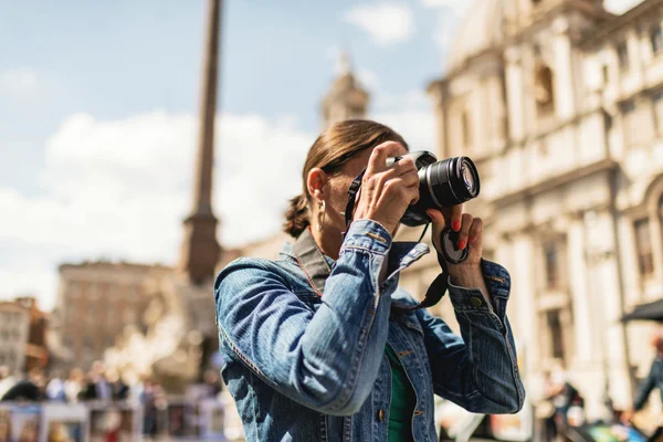 Feminino morena turista — Fotografia de Stock