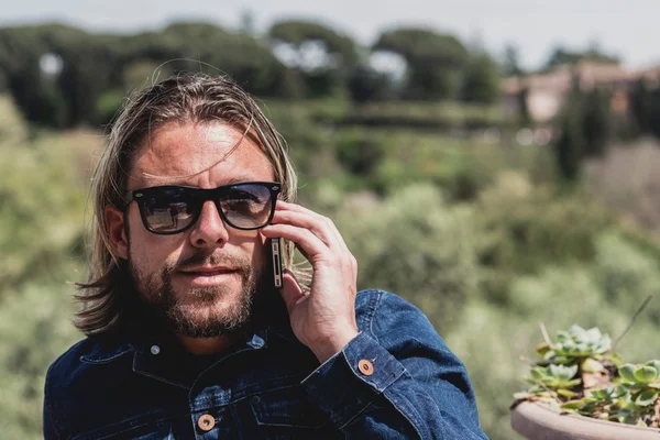 Homem fazendo selfie ao ar livre — Fotografia de Stock