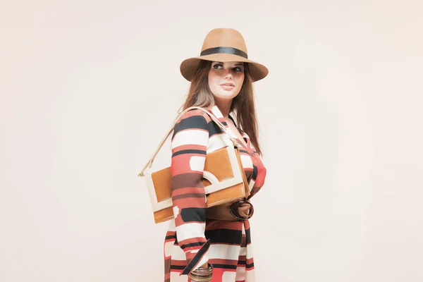 Brunette Woman in in Retro Dress — Stock Photo, Image