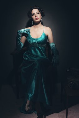 Retro 1920'lerde kadın oturuyordu