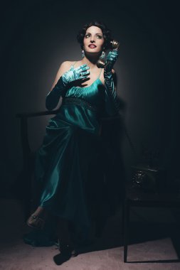 Retro 1920'lerde kadın arıyorum