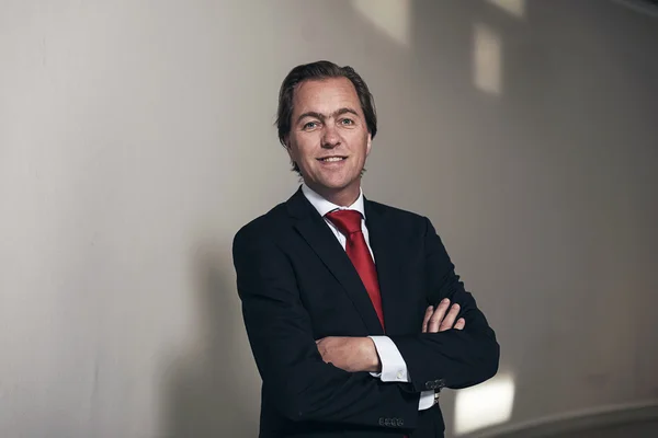 Imprenditore sorridente con cravatta rossa — Foto Stock