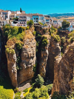 Güneşli bir günde uçurumda beyaz evler. Ronda, Endülüs, İspanya.