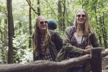 İkiz kardeş eğleniyor