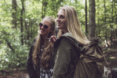 İkiz kardeş eğleniyor